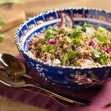 Salada refrescante de trigo, nozes, uvas-passas e ervas frescas