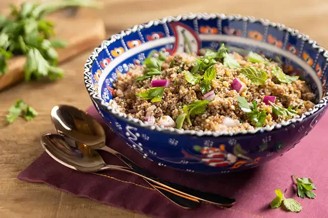 Receita de Salada refrescante de trigo, nozes, uvas-passas e ervas frescas