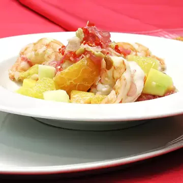 Salada thai com camarão e frutas