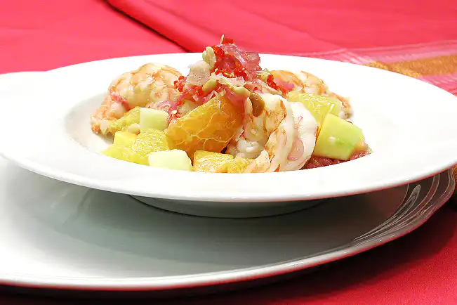 Salada thai com camarão e frutas