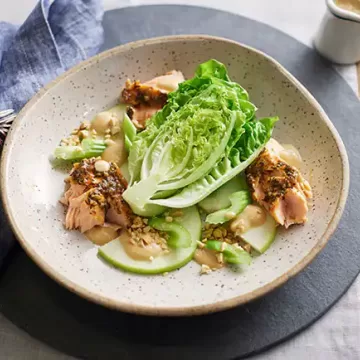 Salada waldorf revisitada com salmão (reaproveitamento)