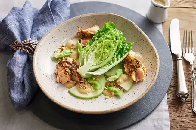 Receita de Salada waldorf revisitada com salmão (reaproveitamento)