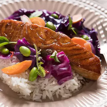Salmão agridoce com legumes picantes