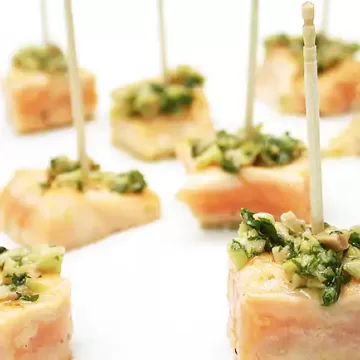 Salmão aperitivo ao molho de azeitonas