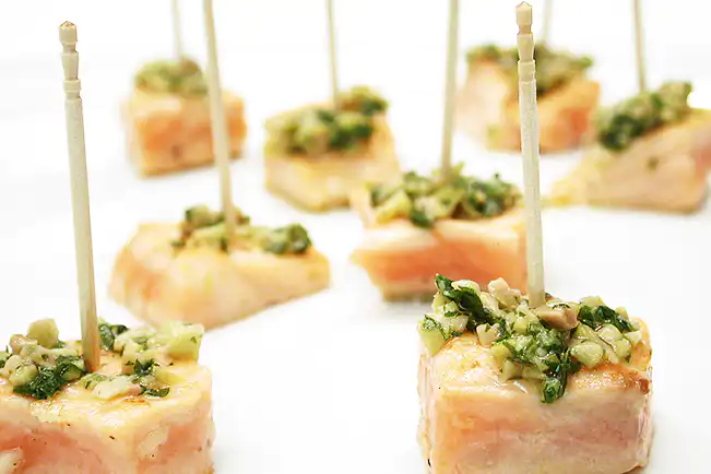 Salmão aperitivo ao molho de azeitonas