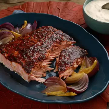 Salmão assado com páprica, mel e cebola-roxa