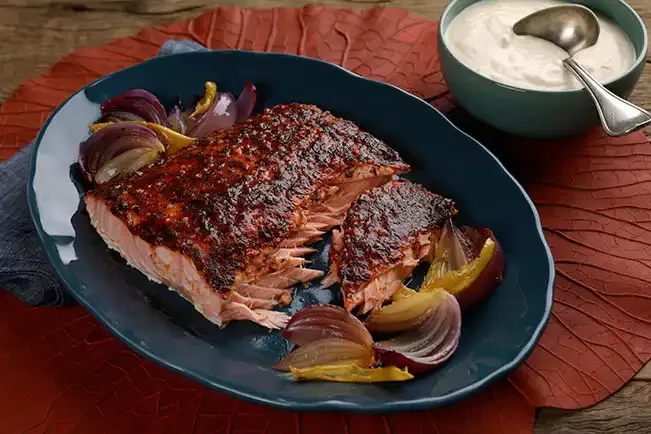 Receita de Salmão assado com páprica, mel e cebola-roxa