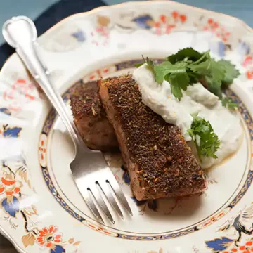 Salmão com crosta de ervas e coalhada seca cítrica