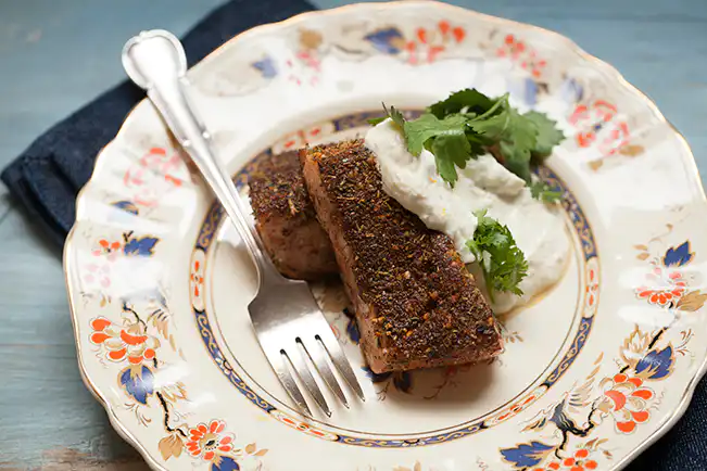 Salmão com crosta de ervas e coalhada seca cítrica