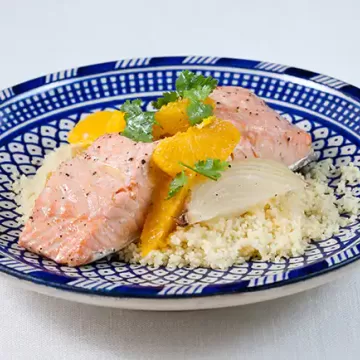 Salmão com cuscuz marroquino e salada de laranja