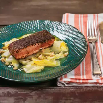 Salmão em crosta de ervas com acelga refogada