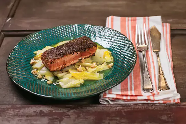 Receita de Salmão em crosta de ervas com acelga refogada