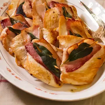 Saltimboca de frango (bifinho de frango com bacon e sálvia)