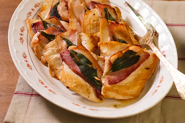 Saltimboca de frango (bifinho de frango com bacon e sálvia)