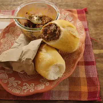 Sanduíche com ragu de costelinha (reaproveitamento)