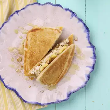 Sanduíche de banana com ricota e mel