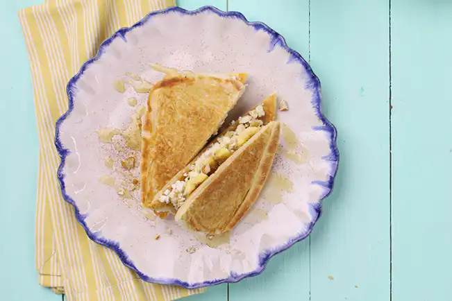 Sanduíche de banana com ricota e mel