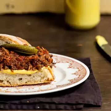 Sanduíche de carne desfiada e mostarda de Dijon