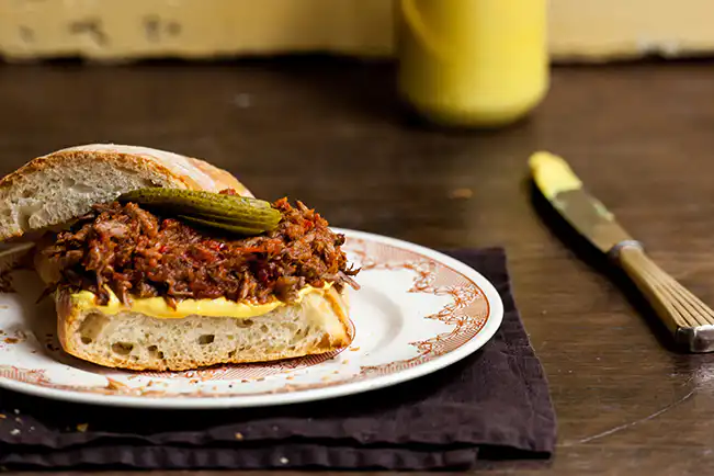 Sanduíche de carne desfiada e mostarda de Dijon