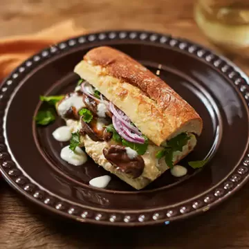 Sanduíche de cogumelo com homus e ervas