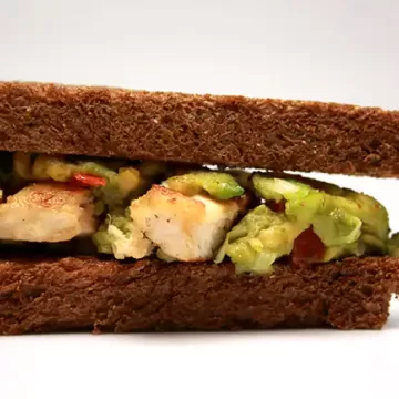 Sanduíche de frango com abacate