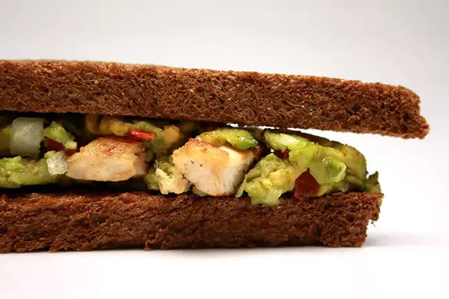 Sanduíche de frango com abacate