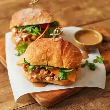 Sanduíche de frango com cenoura, agrião e molho de amendoim
