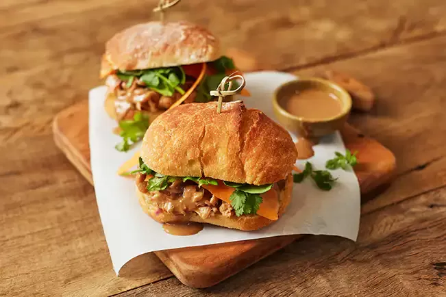 Receita de Sanduíche de frango com cenoura, agrião e molho de amendoim