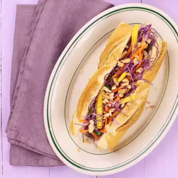 Sanduíche de frango com molho de amendoim