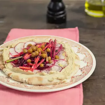 Sanduíche de homus com picles de legumes caseiro