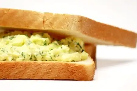 Sanduíche de pasta de ovos