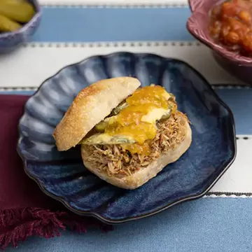 Sanduíche de pernil desfiado