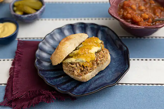 Sanduíche de pernil desfiado