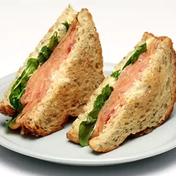 Sanduíche de salmão, cream cheese e rúcula