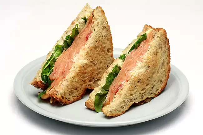 Receita de Sanduíche de salmão, cream cheese e rúcula