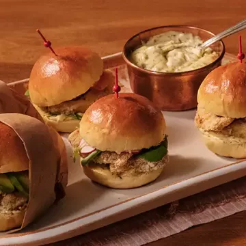Sanduíches de isca de peixe com pão de batata-doce
