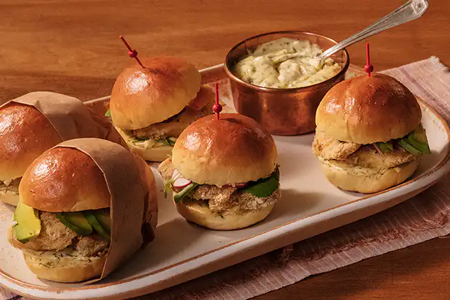 Sanduíches de isca de peixe com pão de batata-doce
