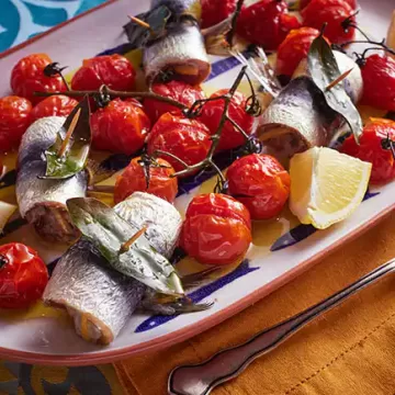 Sardinha com limão-siciliano e tomate assado