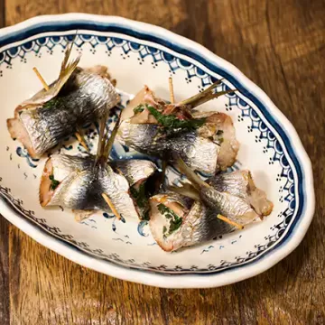 Sardinha recheada com espinafre e uvas-passas