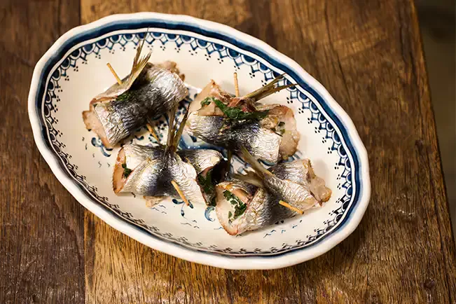 Receita de Sardinha recheada com espinafre e uvas-passas
