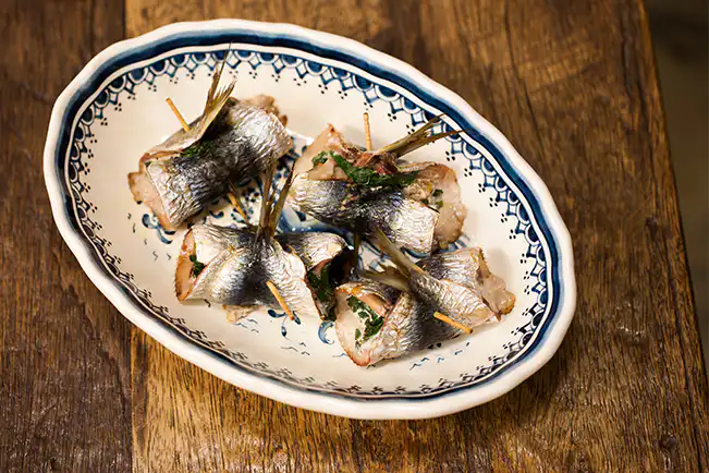 Sardinha recheada com espinafre e uvas-passas