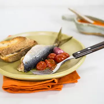 Sardinhas assadas com tomate e alho