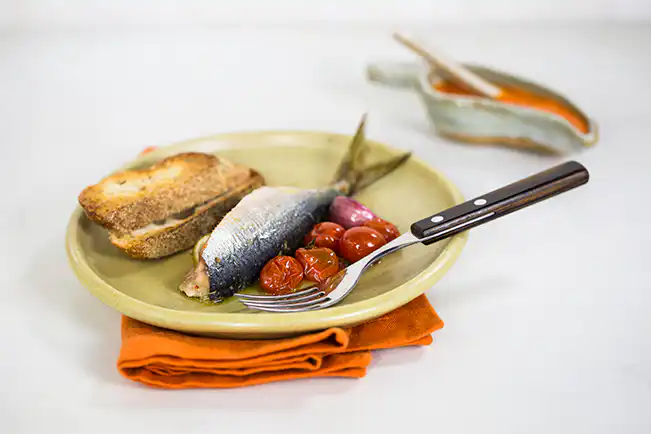 Sardinhas assadas com tomate e alho