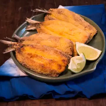 Sardinhas fritas com fubá