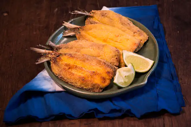 Sardinhas fritas com fubá