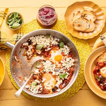 Shakshuka a la norma (ovos cozidos no molho de berinjela, tomate e ricota)
