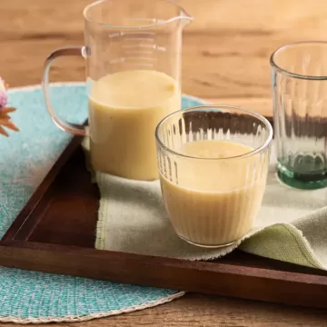 Smoothie de banana com leite de coco e manga