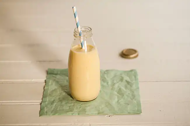 Smoothie de manga e banana com iogurte