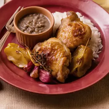 Sobrecoxa assada com arroz e lentilha