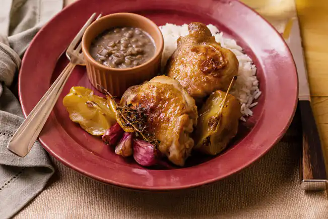 Sobrecoxa assada com arroz e lentilha